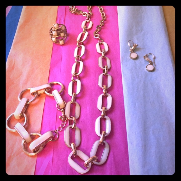 🎁🎁GIFTED 🎁🎁gold sophisticated  fun jewelry set