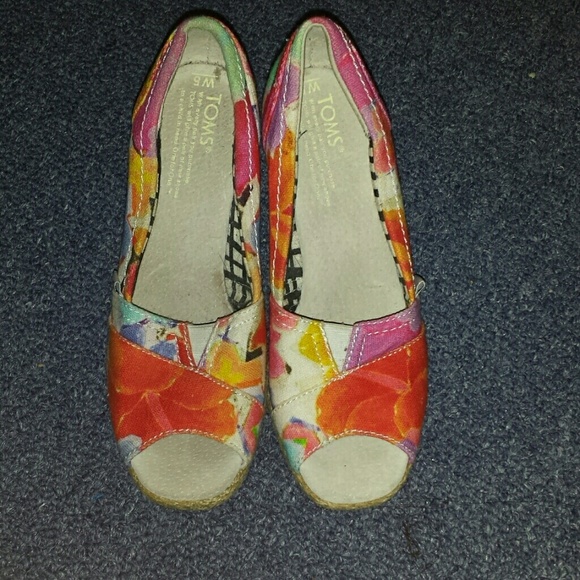 Toms floral wedges