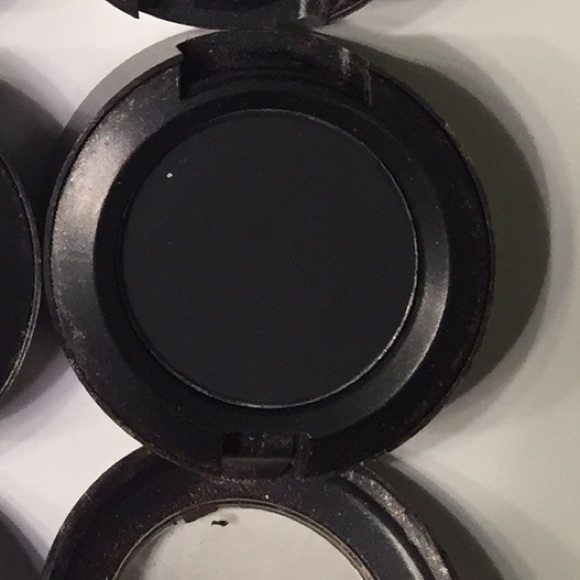 Mac eyeshadow Carbon color