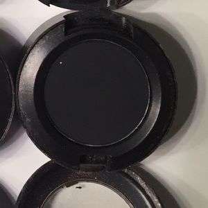 Mac eyeshadow Carbon color