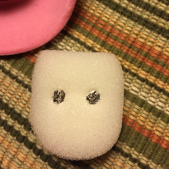 Silver studs - Picture 2 of 3
