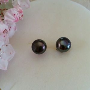 NWOT Black stud earrings.