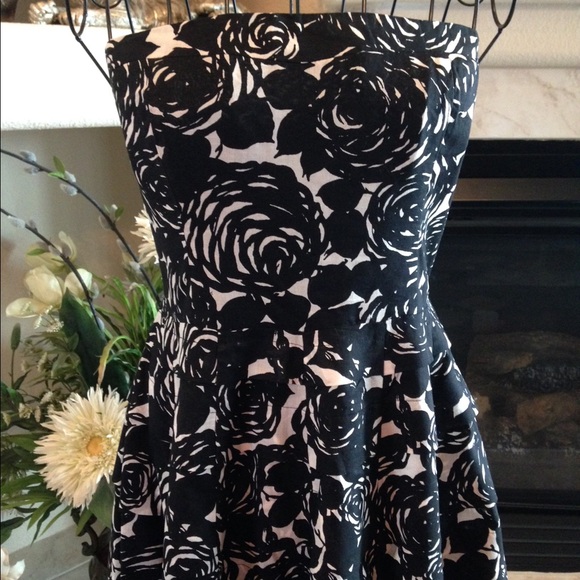 The Limited Dresses & Skirts - 🎉Host Pick🎉The Limited "Event" floral dress