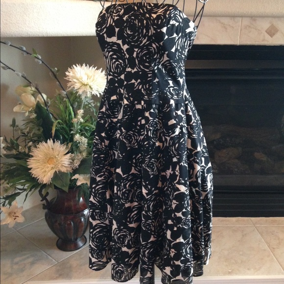 πHost PickπThe Limited "Event" floral dress - Picture 2 of 4