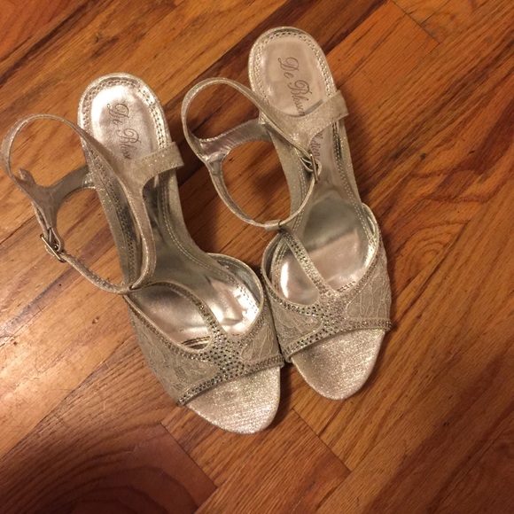 Shoes - Silver glittery heels 👠