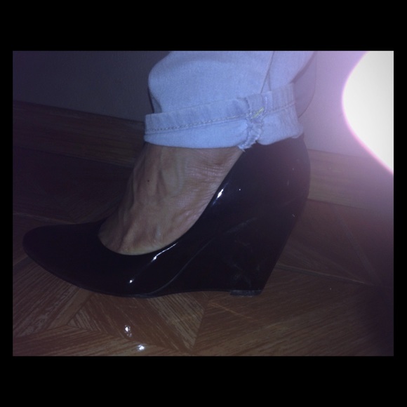 Jessica Simpson black patent wedges