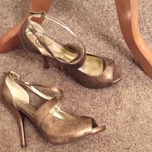 Carlos Santana Gold High Heels