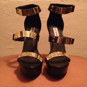 NEW Steve Madden 3 strap gold plate heels