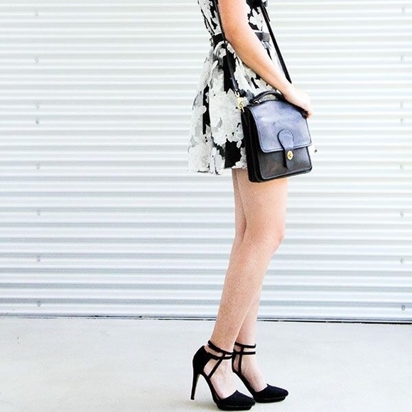 Vintage COACH Black leather messenger style purse