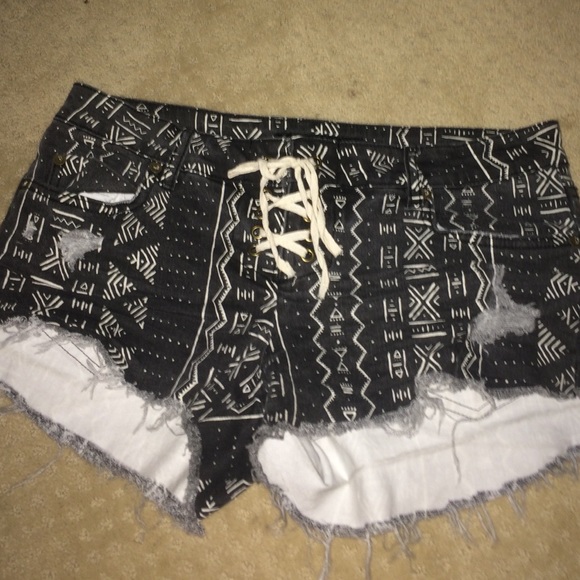 Billa Bong tie short