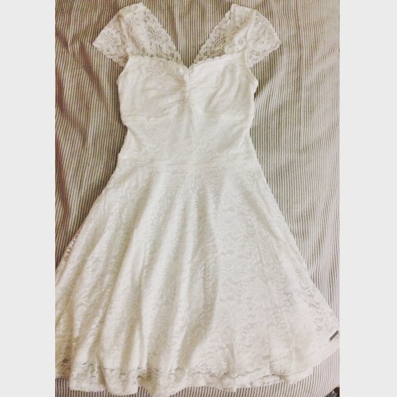 🚫SOLD🚫Beautiful Lace Detail Dress - Picture 2 of 2