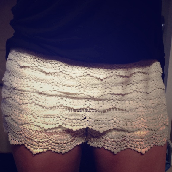 Crochet shorts, cream colored, large.