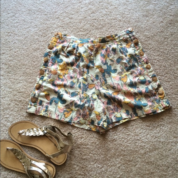 Urban Outfitters Kimchi Blue Floral *SHORTS* NWOT - Picture 2 of 3