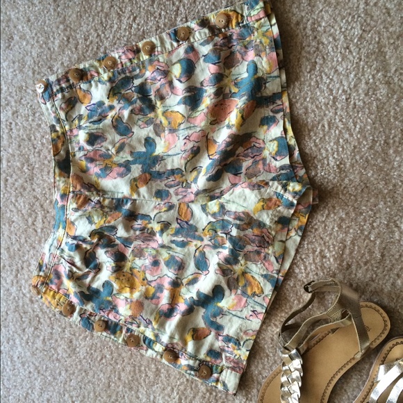 Urban Outfitters Kimchi Blue Floral *SHORTS* NWOT - Picture 3 of 3