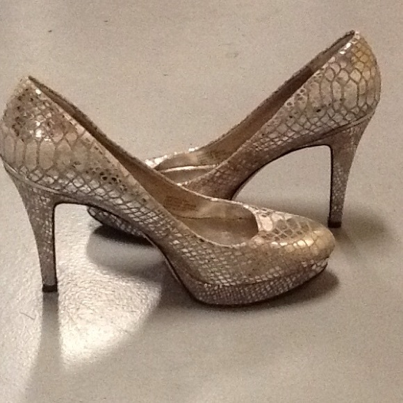 White House Black Market Pumps