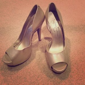 Jessica Simpson pumps