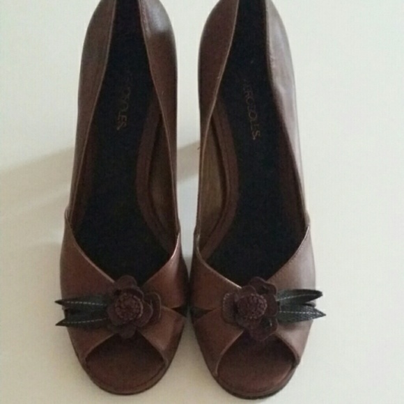 Aerosoles peep–toe pump