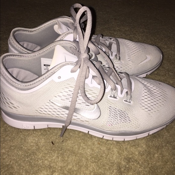 le scarpe nike bianchi di dimensioni 7 poshmark donne free running le scarpe nike bianchi di dimensioni 7 poshmark donne free running