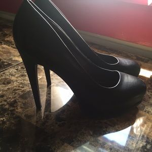 Vera wang black pumps