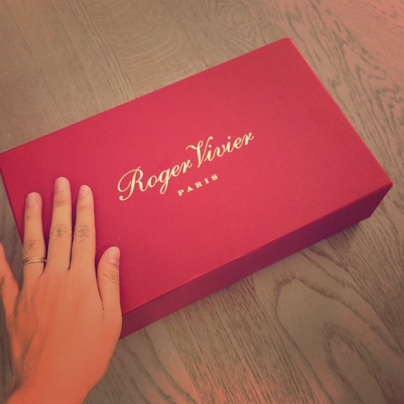 Roger vivier shoes box