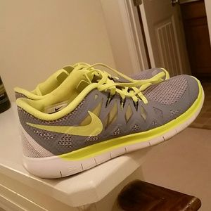 Nike Free 5.0 (Size 6.5 y)