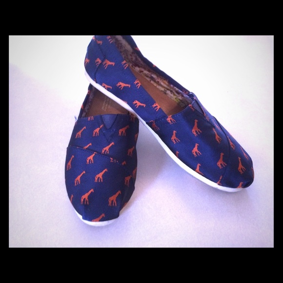 EUC Toms Navy Blue with Orange Giraffes Super Cute