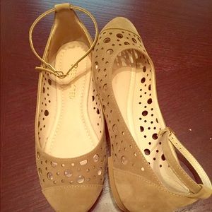 Restricted flat shoes