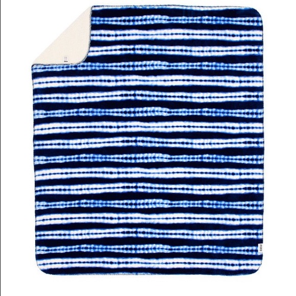 ❌ SOLD❌Victoria Secret Blue Tie Dye Sherpa Blanket - Picture 1 of 3