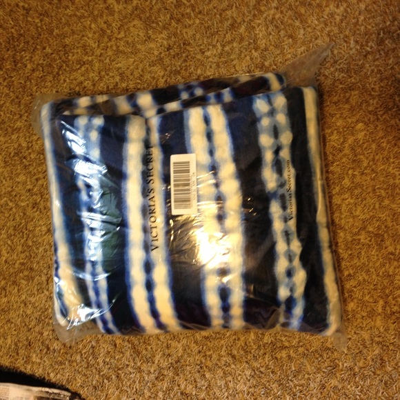 ❌ SOLD❌Victoria Secret Blue Tie Dye Sherpa Blanket - Picture 2 of 3