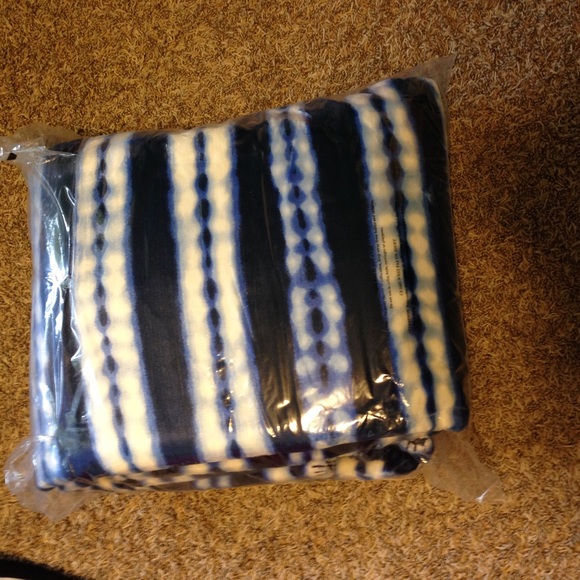 ❌ SOLD❌Victoria Secret Blue Tie Dye Sherpa Blanket - Picture 3 of 3