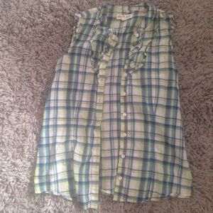 Small sleeveless plaid button up Aéropostale shirt