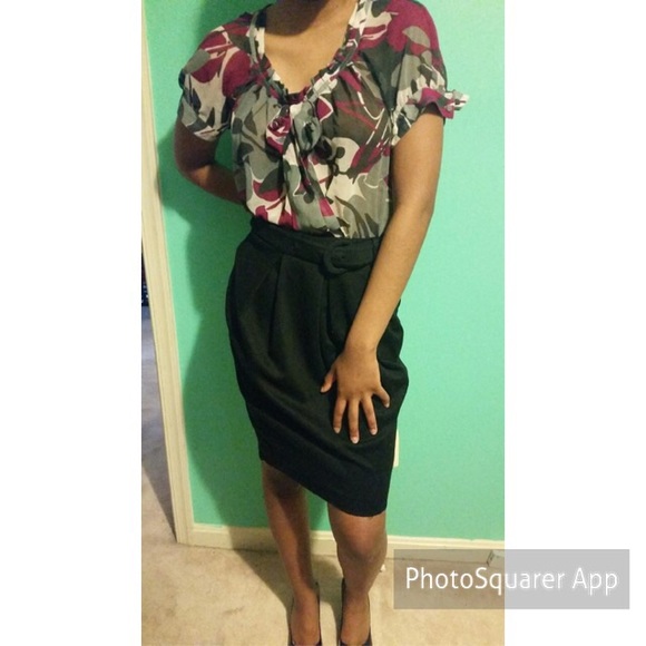 Black skirt with attached belt - Picture 2 of 3