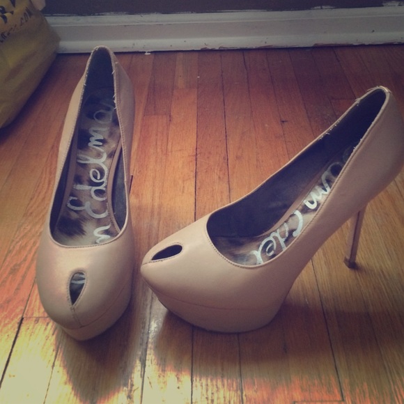 Tan Sam Edelman peep toe pumps!