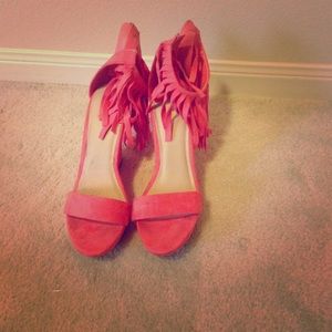 Coral fringe wedges