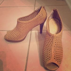 Coach and Four nude tan pumps