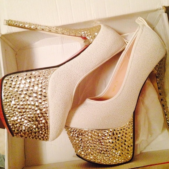 White and gold pumps