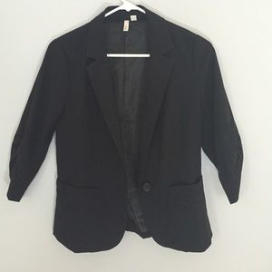 Black blazer with 3/4 sleeves.
