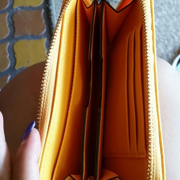 Michael Kors wristlet wallet - Picture 4 of 4