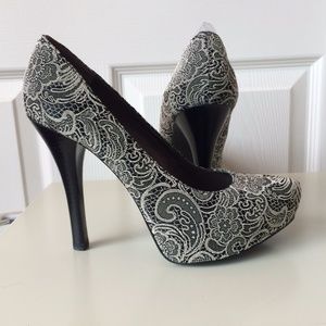 Brand New CARLOS SANTANA shoes. 👠