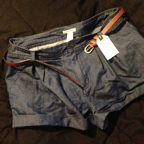 Belted cuffed shorts