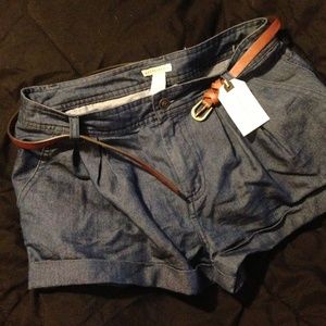 Belted cuffed shorts