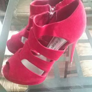 Cute red stiletos only worn once!