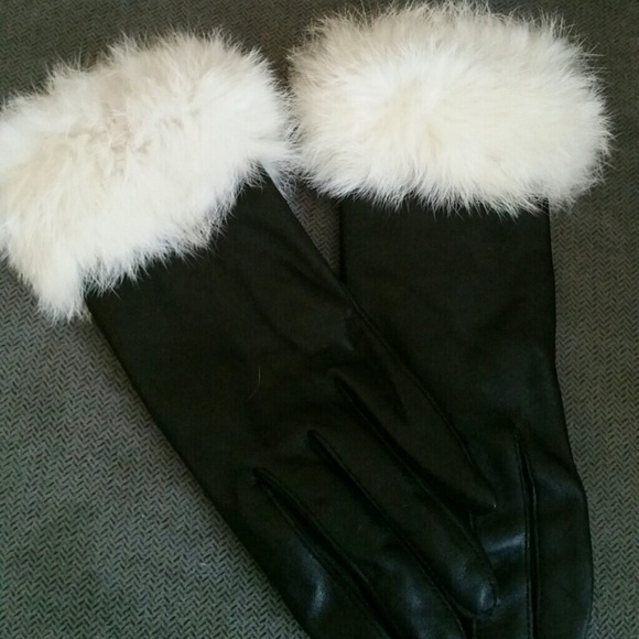 PRICE ⤵Black leather gloves