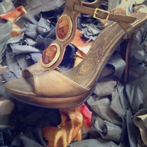 Cute summer sandal Bronze looks great with a tan!