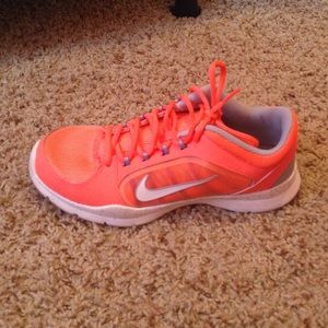 Size 6.5 Nike tennis shoe women pink orange coral