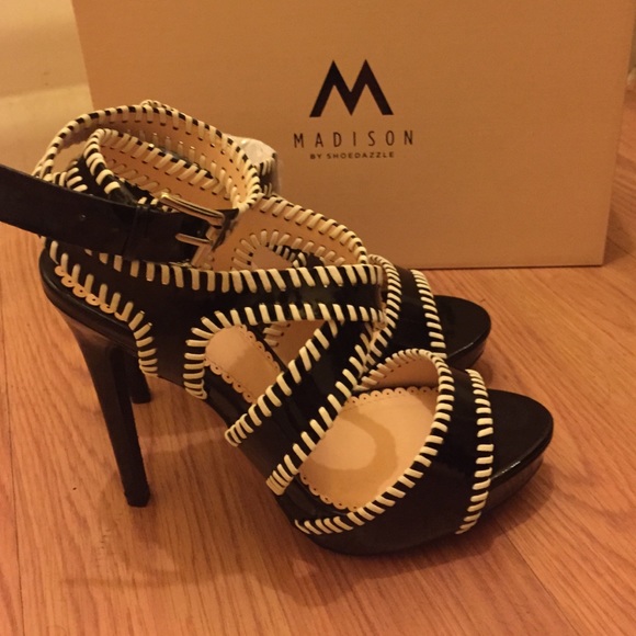 BNIB 👠👠 Black w/ White Trim Size 6.5 Heels - Picture 3 of 4