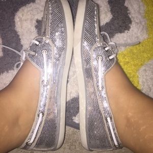 Sequenced boat shoes