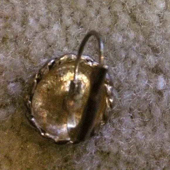 🚺Silver Tone & Black Stone Earrings - Picture 2 of 3