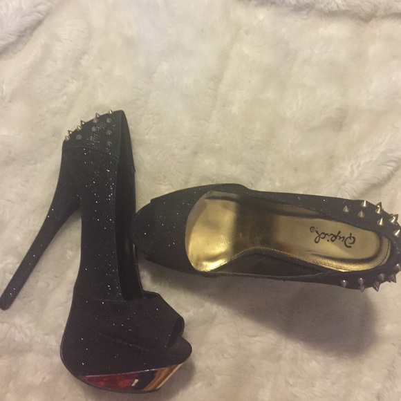 Black and gold pumps - Picture 1 of 1