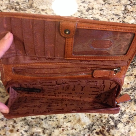 SOLD!! Fossil brown leather wallet - Picture 3 of 4